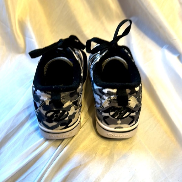Heelys camo print youth size 4 - Picture 3 of 6
